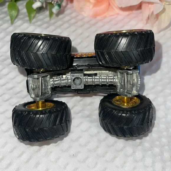 Hot Wheels "Beat That" 1:64 Monster Jam Truck Die Cast Hot Wheels Blue Flames. - Picture 3 of 4